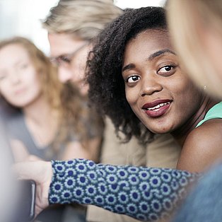 Gruppe von Menschen sprechen miteinander