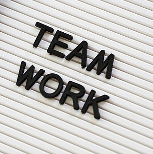 Tafel mit der Aufschrift "Team Work"