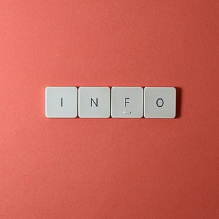 Vor rotem Hintergrund liegt das Wort "Info" aus Scrabble-Spielsteinen