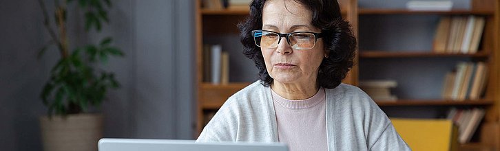 Person schaut auf Laptop-Bildschirm