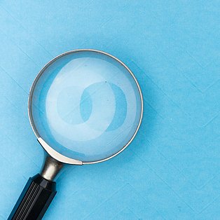 Lupe vor blauem Hintergrund