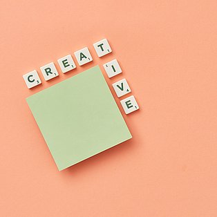 Mit Spielsteinen ist das Wort "creative" gelegt.
