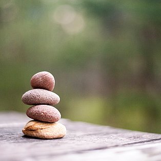 Mehrere Steine balancieren übereinander