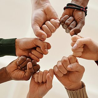 Mehrere Hände symbolisieren Gemeinschaft