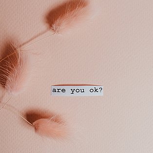 Auf rosafarbenem Hintergrund steht die Frage: Are you ok?