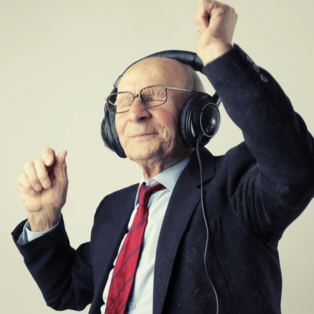 Mann hört Musik mit Kopfhörern und sieht glücklich aus.